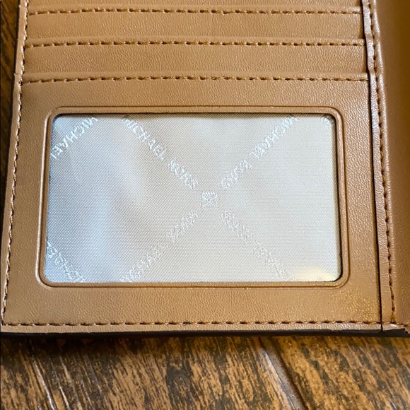 *BRAND NEW* Michael Kors Passport holder - Picture 5 of 7